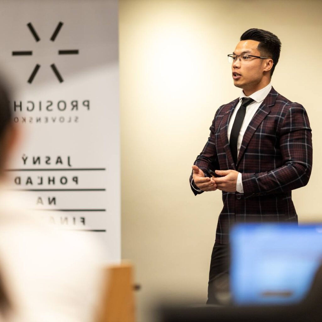 Člen obchodného tímu prezentuje obchodné výsledky - spolupráca s nami ako profesionál